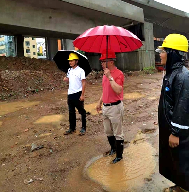 心系工地，夜不能寐——集團(tuán)董事長孔德穩(wěn)冒雨到十八大項(xiàng)目現(xiàn)場檢查指導(dǎo)工作
