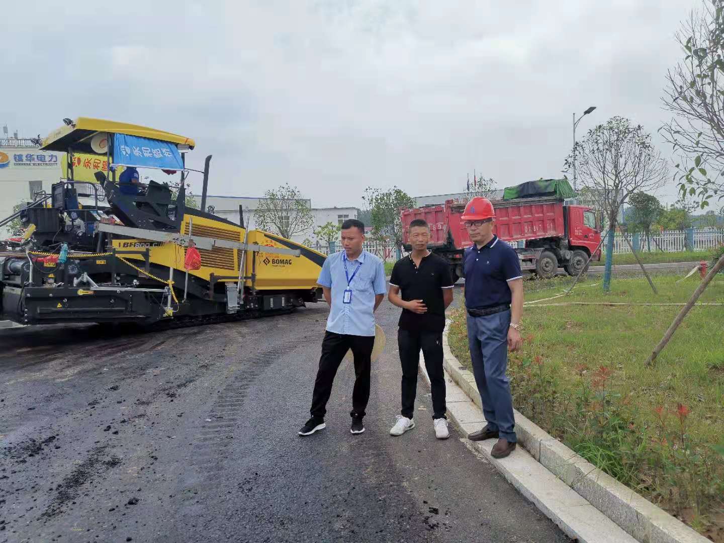 建設精品工程，鑄就行業(yè)名片，集團董事長孔德穩(wěn)蒞臨舜宇光學路面工程檢查指導工作