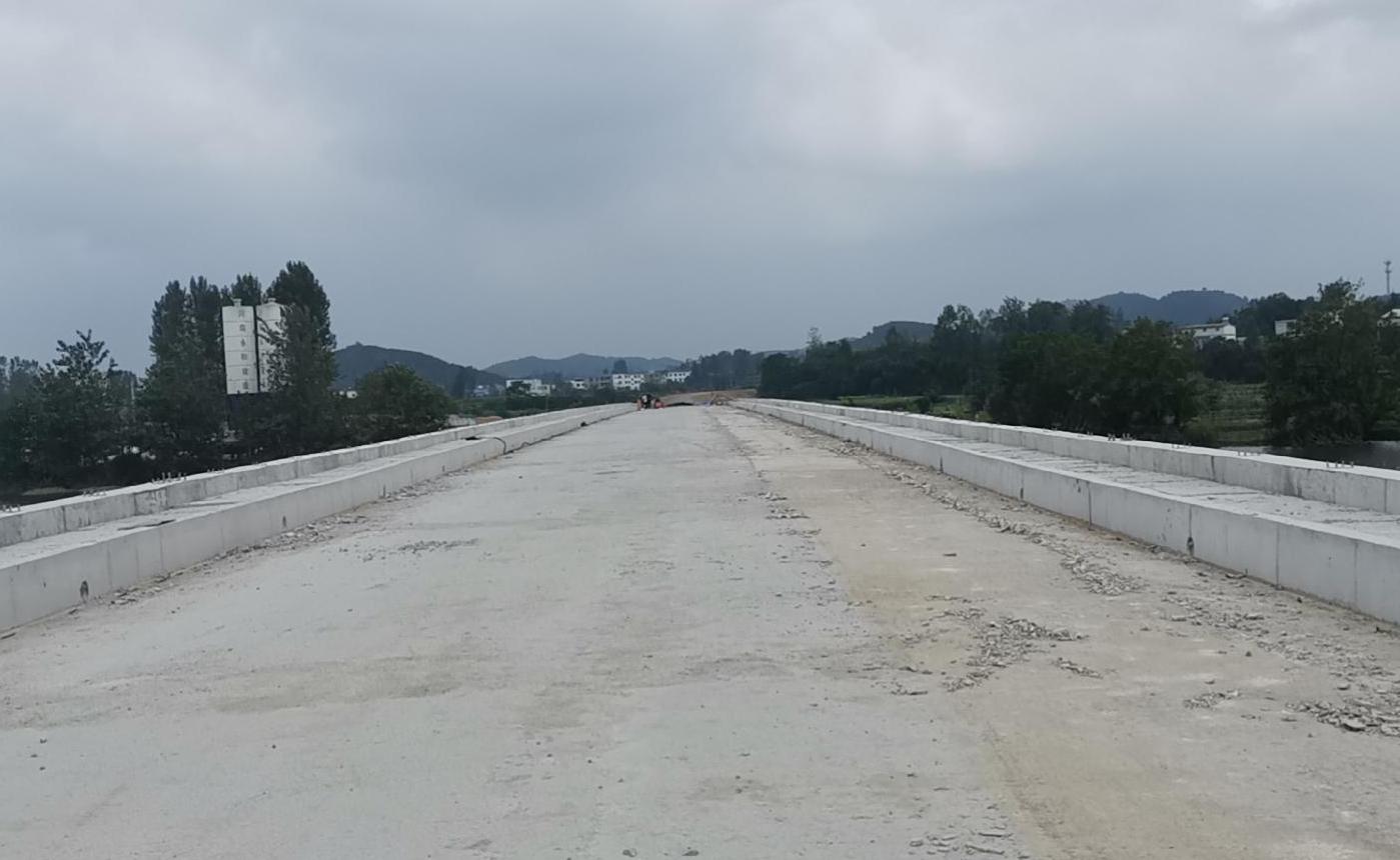 迎難而上?？⒐?鼓足干勁再出發(fā)——集團董事長孔德穩(wěn)對河川西橋工程進行檢查指導(dǎo)